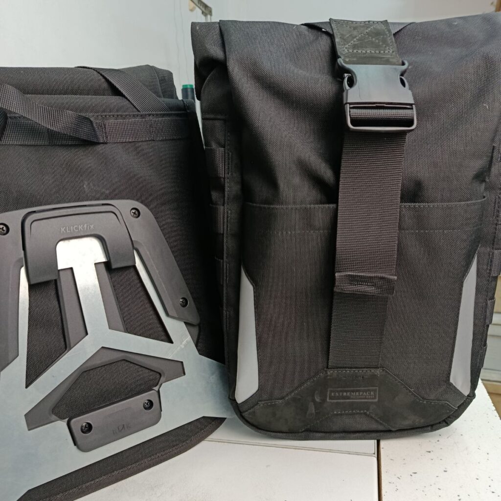 Motorcycle luggage bag with quick-release mounting system